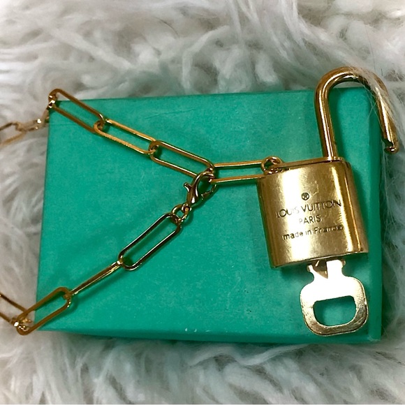 LV Lock & Key #317 Louis Vuitton Paris with 18” gold metal Paperclip chain - Picture 7 of 16